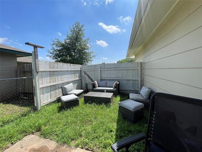 Building Photo - 2405 Parker Cir