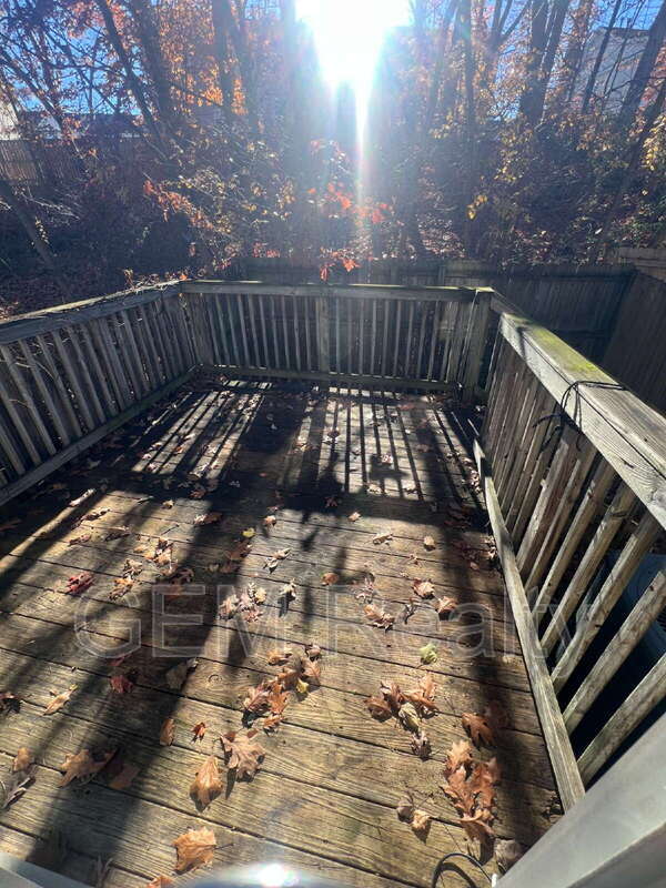 Building Photo - 405 Carnaby St