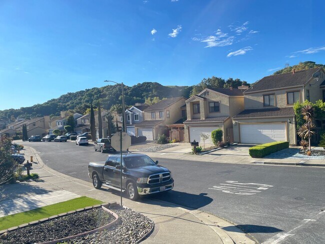 Building Photo - Desirable Area in the Hayward Hills - Available Now!!!!