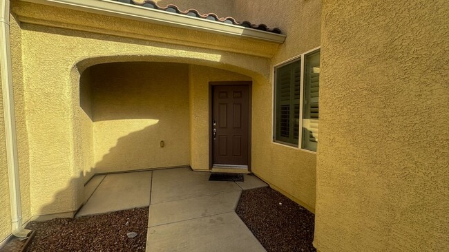 Building Photo - 4 bedroom townhome offers modern comfort i...