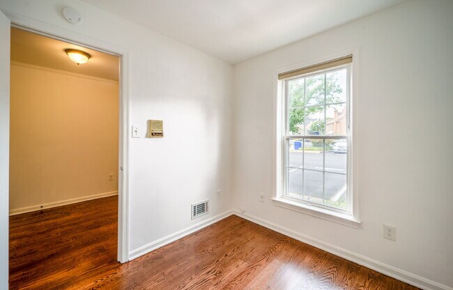 Foto del edificio - Sophisticated Townhome Steps from East Fal...