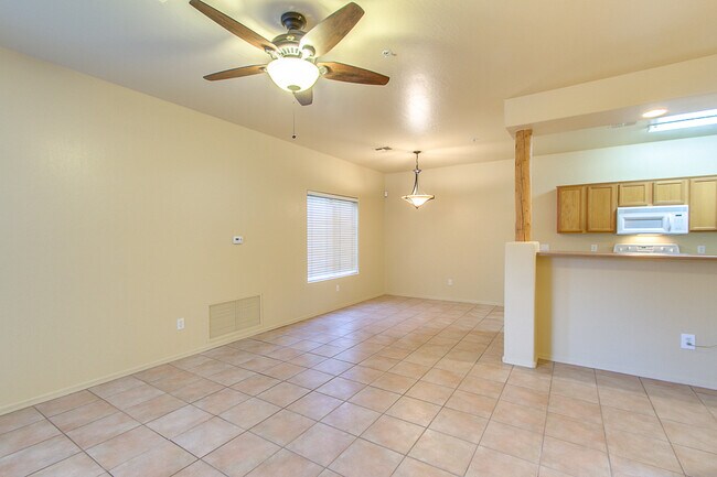 Foto del edificio - 1351 N Pleasant Dr
