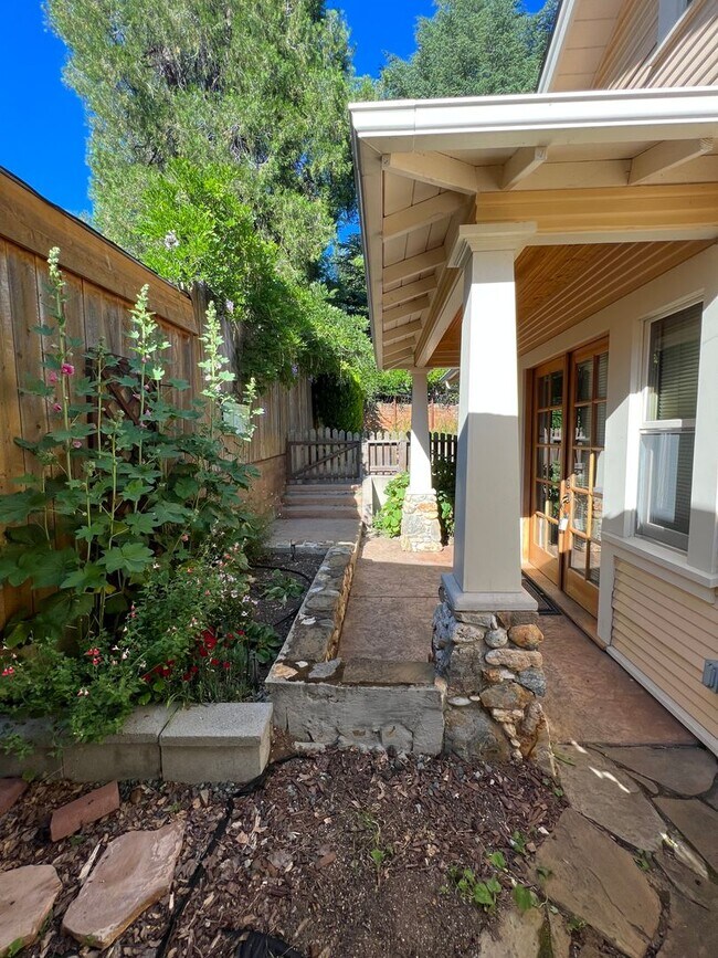 Foto del edificio - Charming 1 bedroom 1 bath cottage tucked off the beaten path but in down town Grass Valley with p...