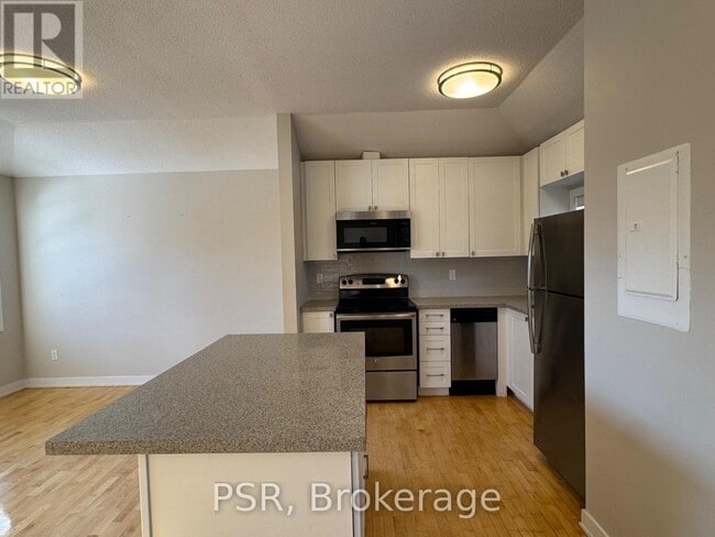 Building Photo - 6 Sutherland Dr