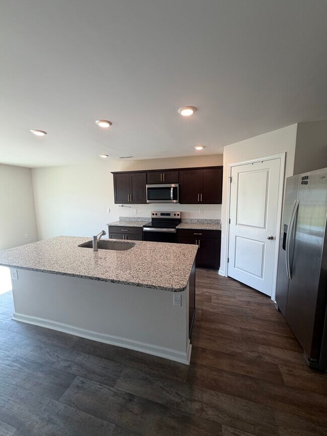 Foto del edificio - Spacious New Construction Home with 5 Bedrooms, 3 Full Baths