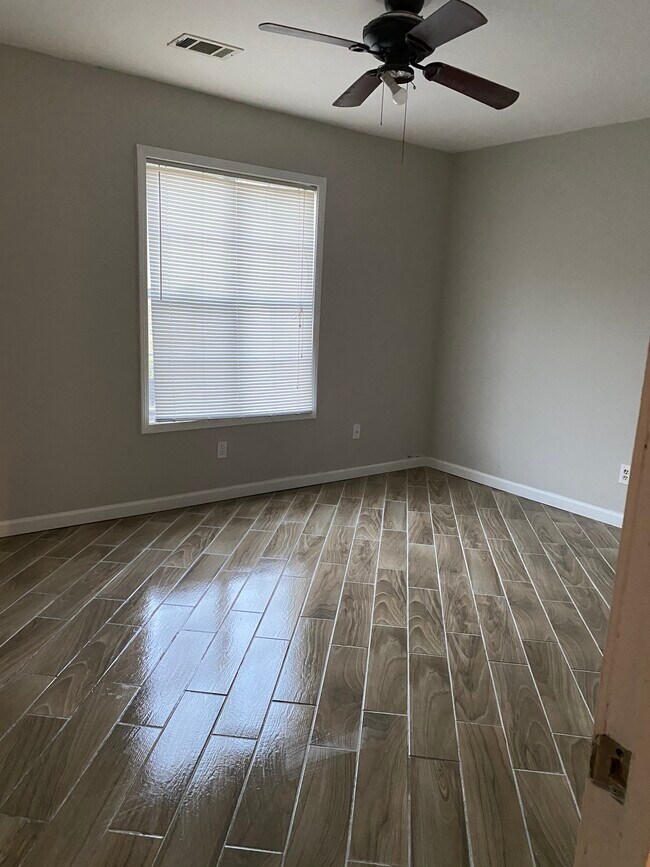 Building Photo - 5091 Farm Valley Dr NE