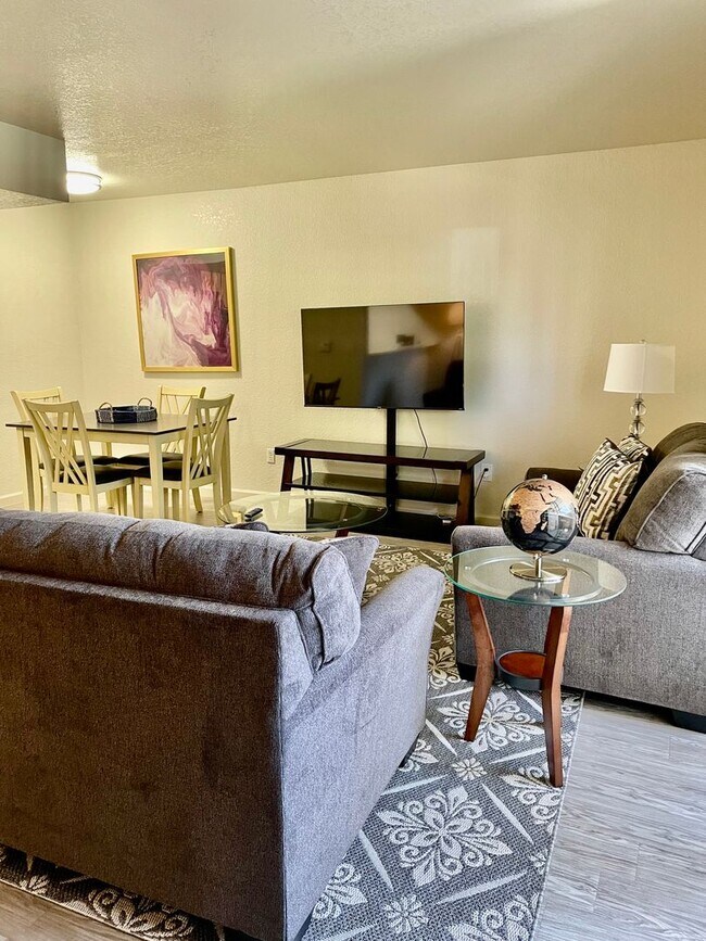 Building Photo - Apartment is furnished