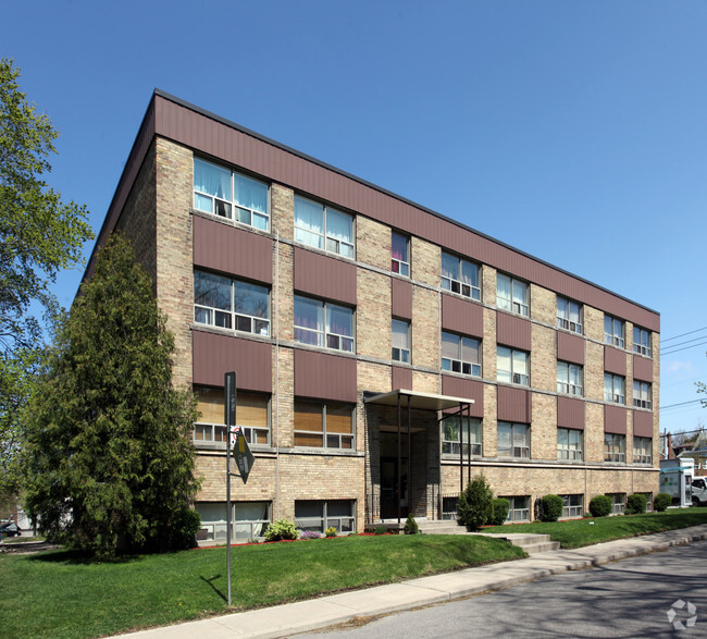Building Photo - 2 Greentree Court