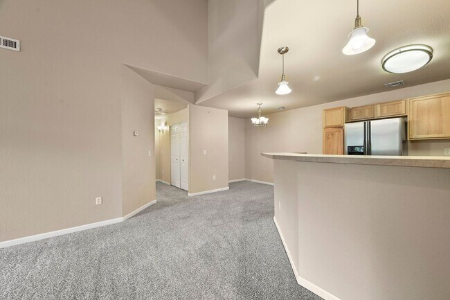 Foto del edificio - Spacious Top-Floor Condo in Las Casas at Broadmoor Bluffs | 2 Bed / 2 Bath + Garage, Very close t...