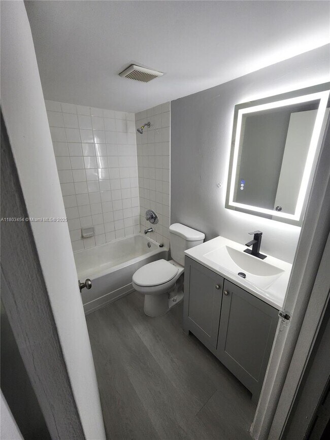 Foto del edificio - 8145 NW 7th St