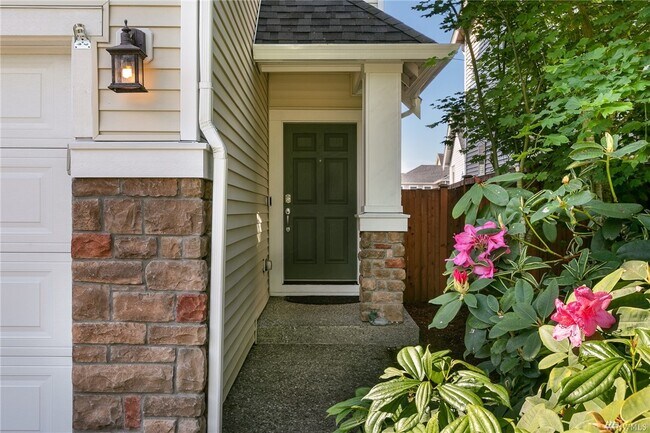Cute covered front porch - 402 124th Pl SE