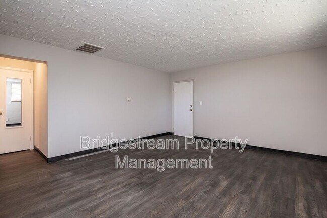 Foto del edificio - 619 Gainsborough Rd