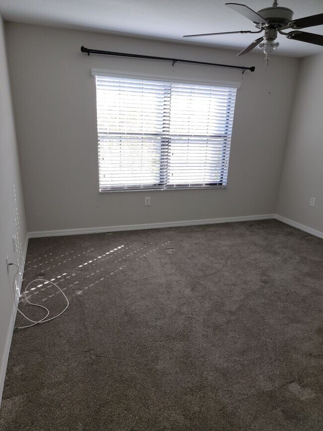 Building Photo - Spacious 4 bedroom 2.5 Bathroom Townhouse ...