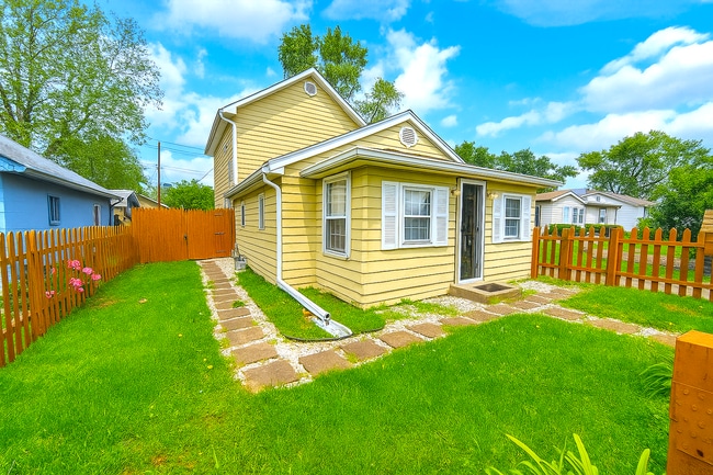 Photo - 704 E Perry St House