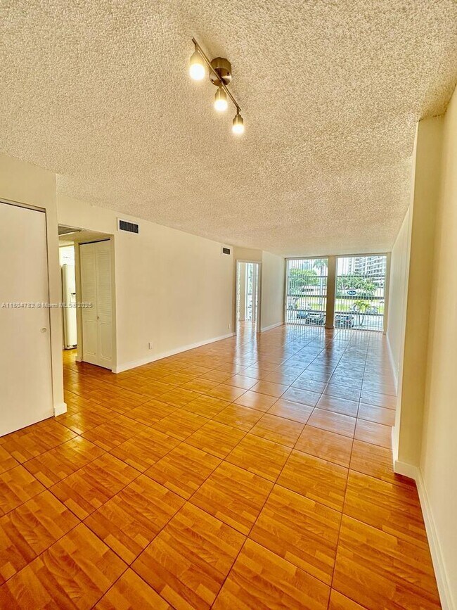 Foto del edificio - 701 Three Islands Boulevard