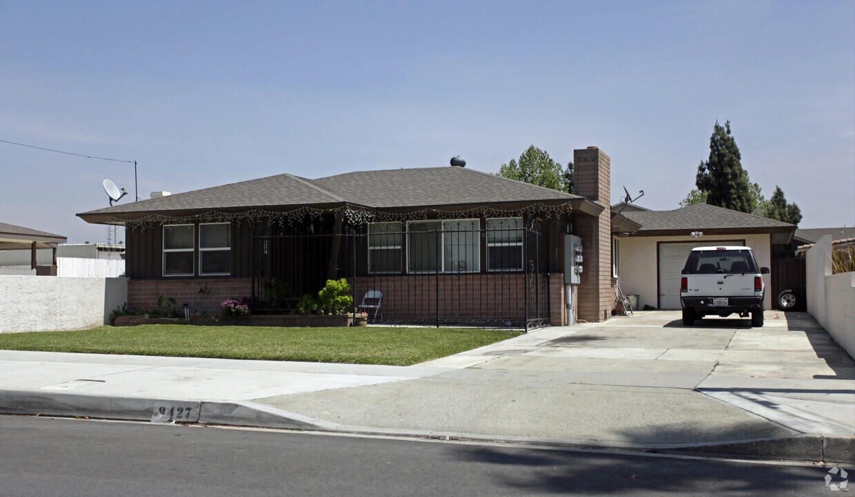 Foto del edificio - 8421-8427 Oleander Ave