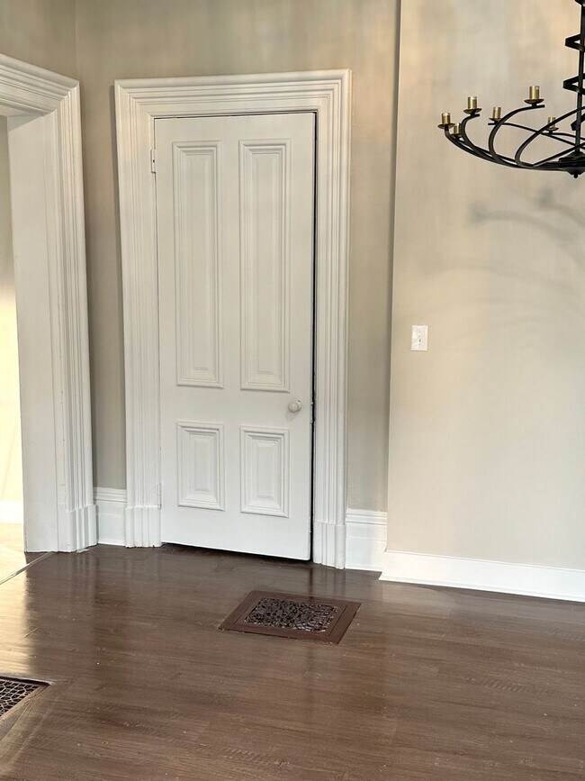 Building Photo - Spacious 3BR/2BA Luxury Close to OSF