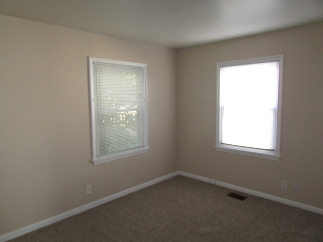 Foto del edificio - 2 BEDROOM | 1 BATH | SINGLE GARAGE | ROBBI...