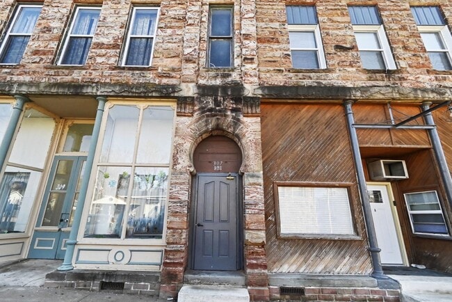 Foto del edificio - 307 E Bridge St