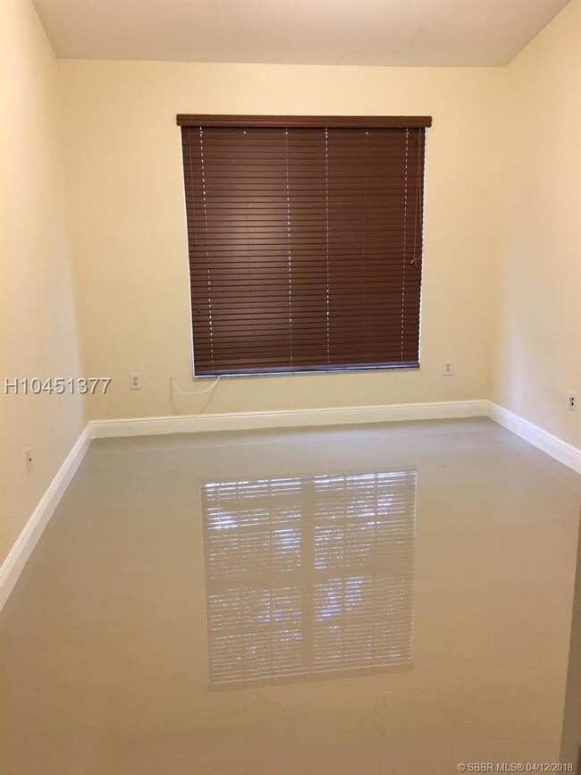 Foto del edificio - 1898 NW 79th Way