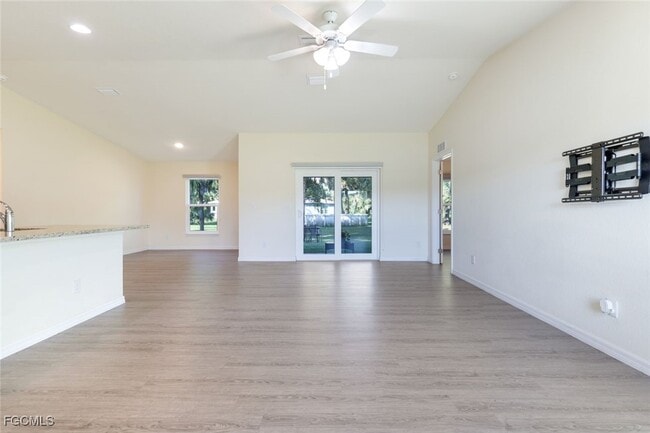 Foto del edificio - 5038 Tradewinds Cir