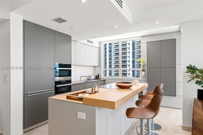 Foto del edificio - 801 Brickell Key Blvd