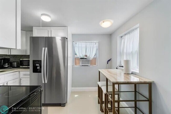 Building Photo - 2407 NE 33rd Ave