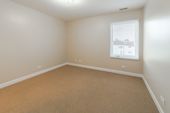 Building Photo - 3423 Ridgeland Ave