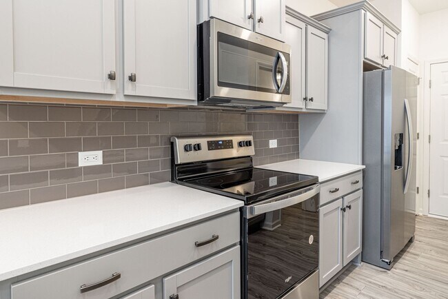Foto del edificio - 3 Bedroom paired home with 2 car garage mi...