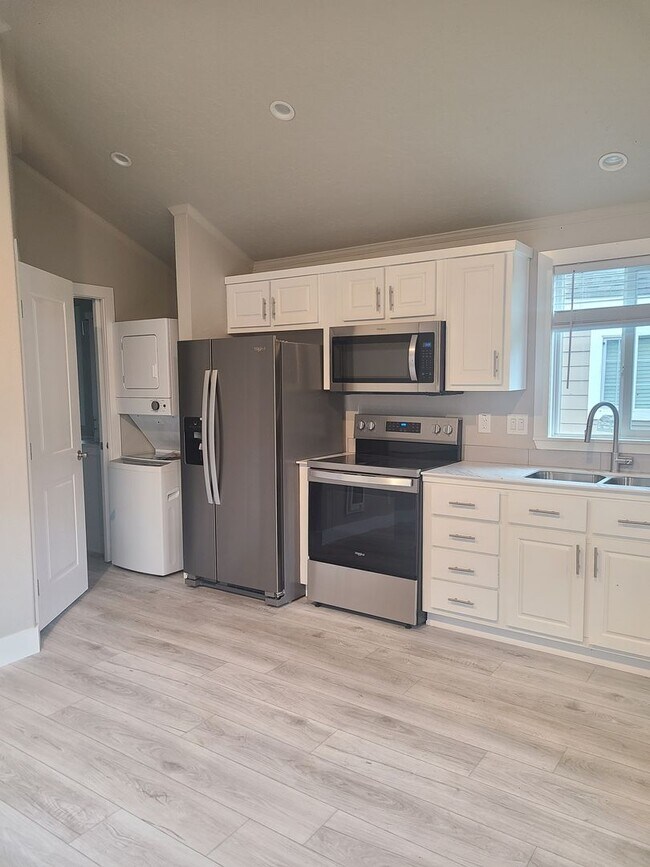 Foto del edificio - 55+ neighborhood. Light, bright, and move-in ready!