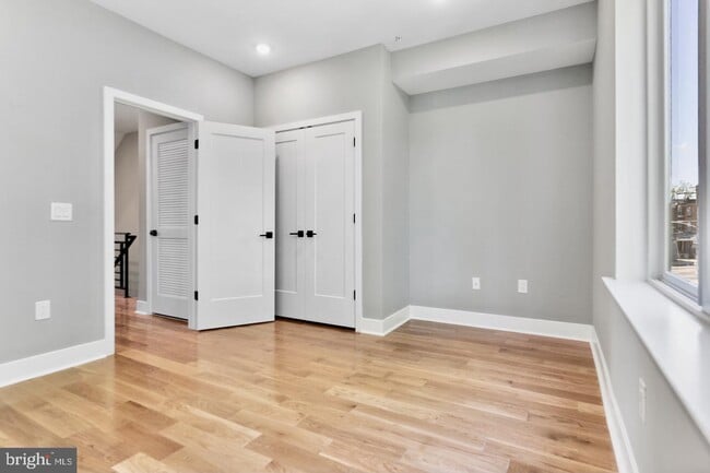 Building Photo - 3037 W Sedgley Ave