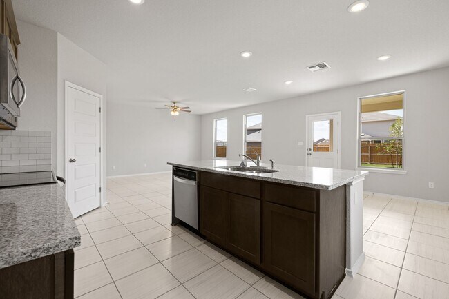 Foto del edificio - Like-New 3BR Home w/ Game Room, Quartz Kitchen & Large Backyard