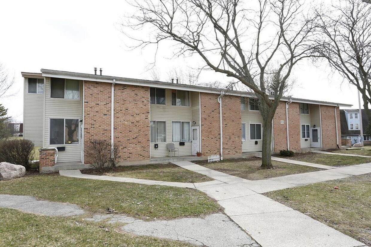 Foto principal - 9020H N. 95th Street - 4 Bedroom Townhouse