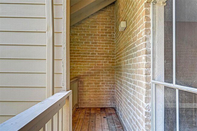 Building Photo - 2100 Tanglewilde St