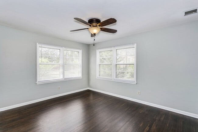 Foto del edificio - GORGEOUS 4 bedroom 2 bath Ranch!