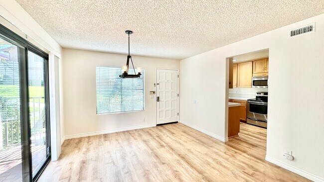 Building Photo - Beautiful, End Unit Condo, in the Very Des...