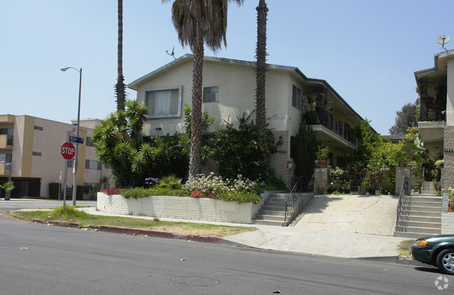 Building Photo - 4955 Rosewood Ave