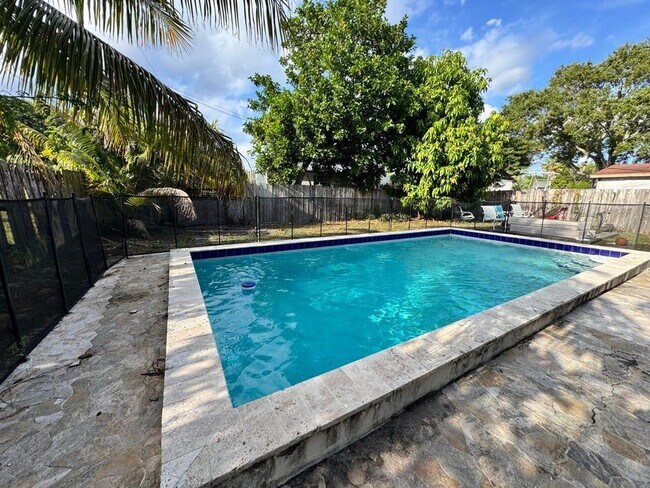 Foto del edificio - 867 Caroline Cir