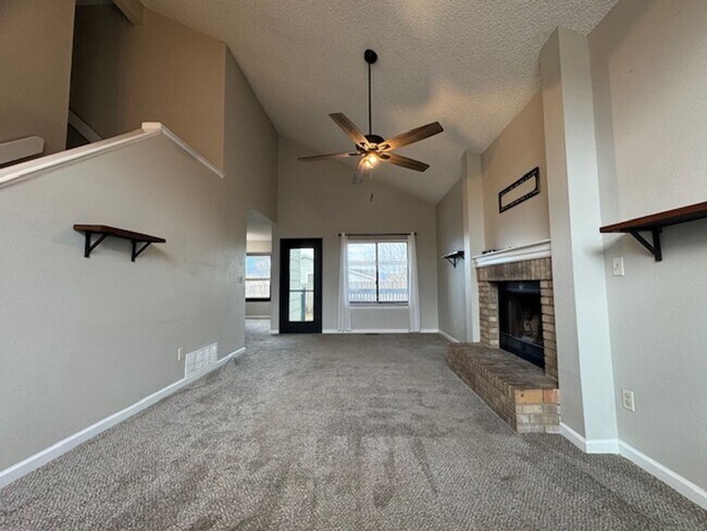 Foto del edificio - REMODELED 3BD HOME in CONSTITUTION HILLS - Security Deposit Waiver Available