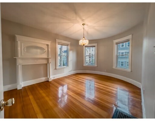 Building Photo - 47 Spring Park Ave