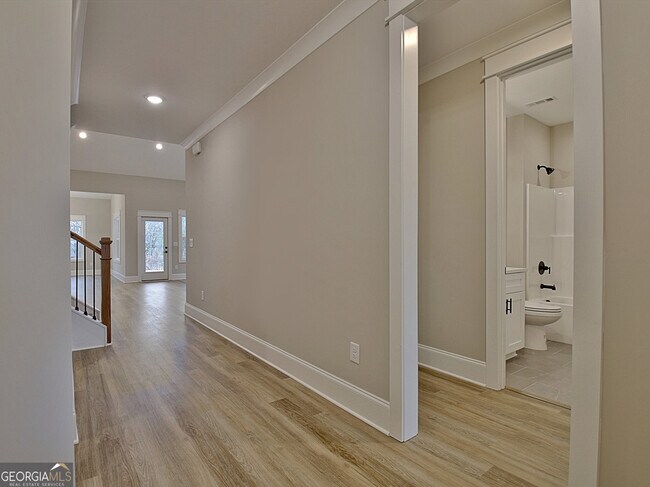 Building Photo - 190 Redhaven Dr