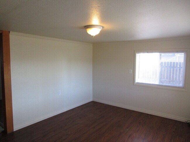 Foto del edificio - *PRICE REDUCED* 2 Bedroom Home with Large ...