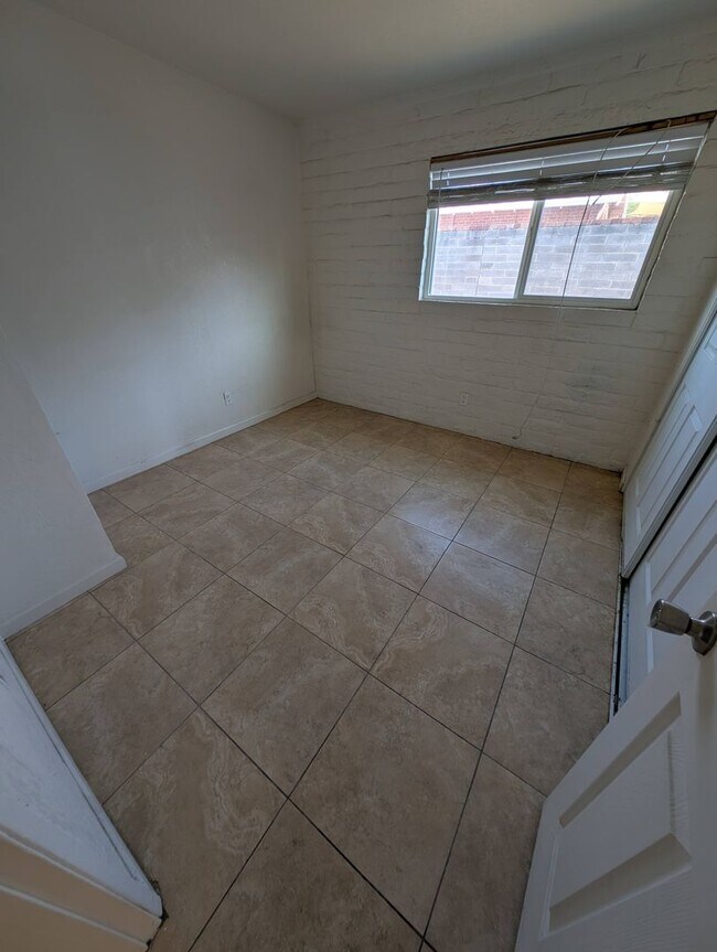 Building Photo - Beautiful Air Conditioned Condo! MUST SEE!...