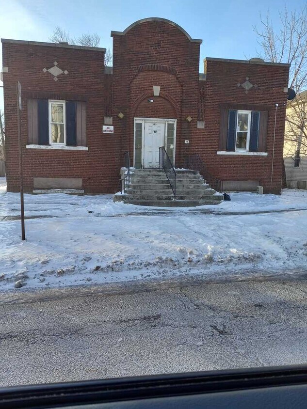 515 8th St Unit 2, Waukegan, IL 60085 Room for Rent in Waukegan, IL