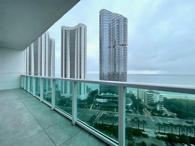 Foto del edificio - 100 Bayview Dr