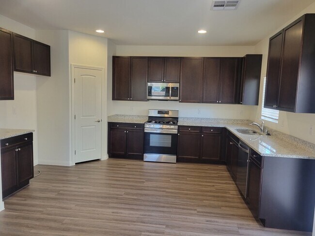 Foto del edificio - Beautiful 4-bedroom home!