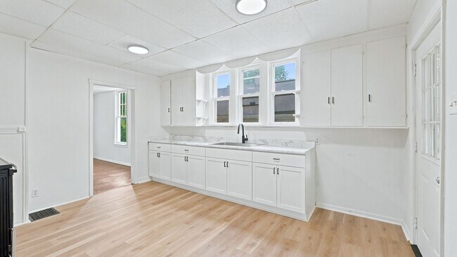 Foto del edificio - 3 bed 1.5 bath NEW LISTING