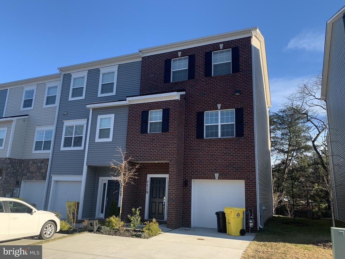 Primary Photo - Beautiful end of group 4bd 3.5bth townhous...