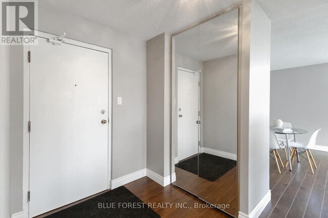 Photo du bâtiment - 570 Proudfoot Ln