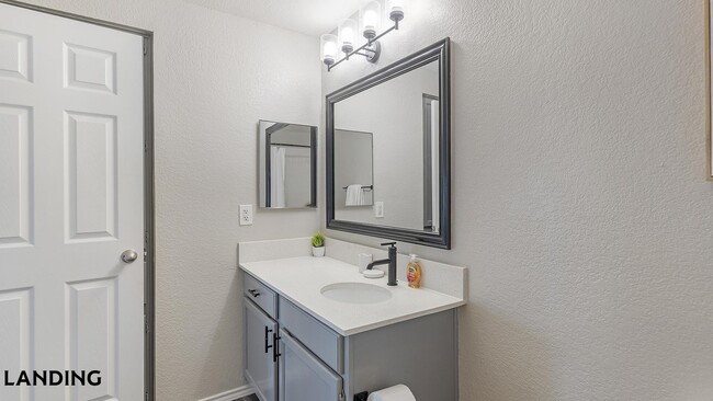 Foto del edificio - 3201 Duval Rd